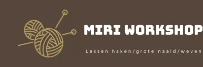 Een eenregelig schortontwerp met een logo van een handbrei-atelier met een illustratie van een streng garen en een speld.