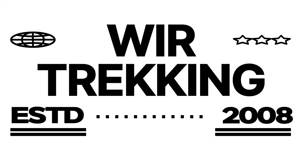 Niedlicher und angesagter Berg-Charakter und Textkombination in schwarzem und weißem Logo-Stil für Bergclub-Werbung und Merchandise.