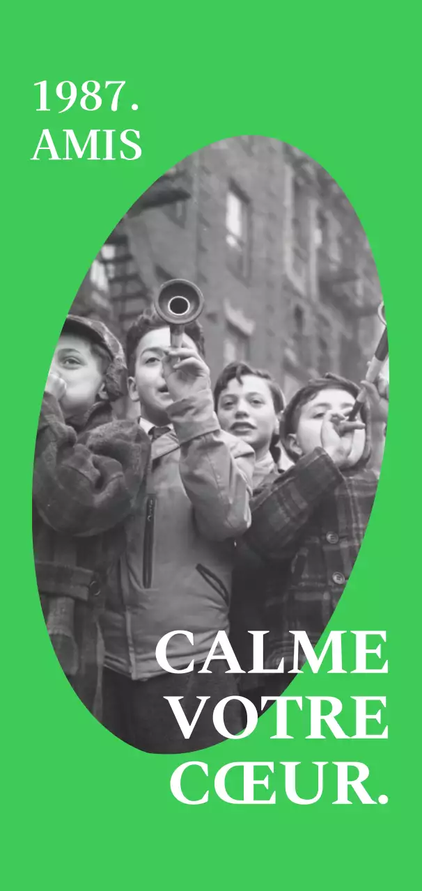 Marchandises sentimentales avec des cadres de différentes formes en bleu, vert et noir, et des photos en noir et blanc