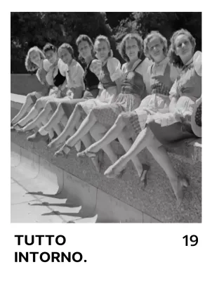 Merchandising con foto d'epoca in bianco e nero e testo in inglese