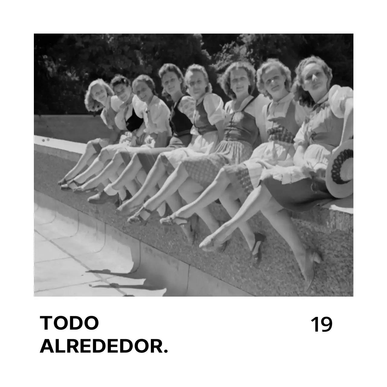 Mercancía con fotos de época en blanco y negro y texto en inglés