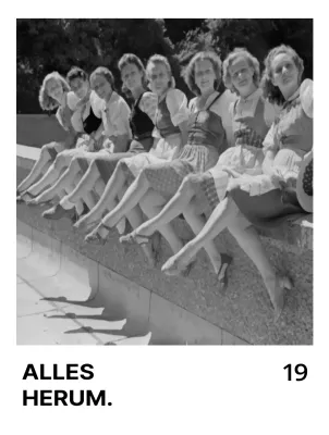 Merchandise mit schwarz-weißen Vintage-Fotos und englischem Text