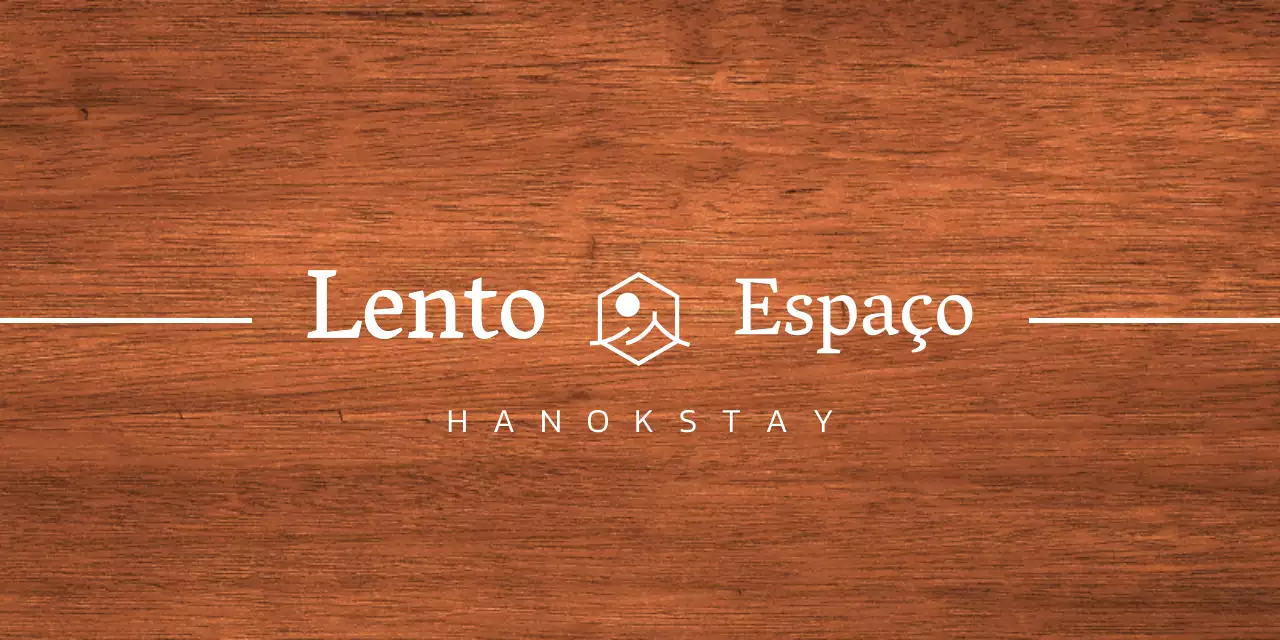 Design de estalagem Hanok com beirais brancos e um logótipo de paisagem simplificado