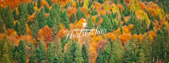 Herfstig café met cursieve accenten tegen een bergachtige achtergrond van kleurrijke herfstbladeren