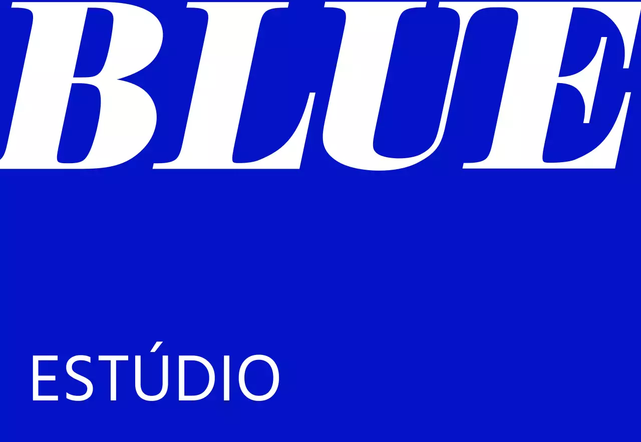 Um letreiro de loja simples com texto Blue Studio azul e branco e um fundo monocromático.