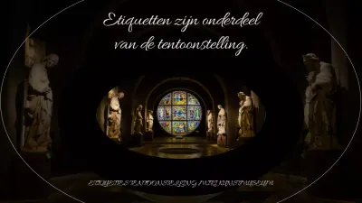 Een gids voor kunstmuseumetiquette met een zwart-wit achtergrond van statige kunstbeelden