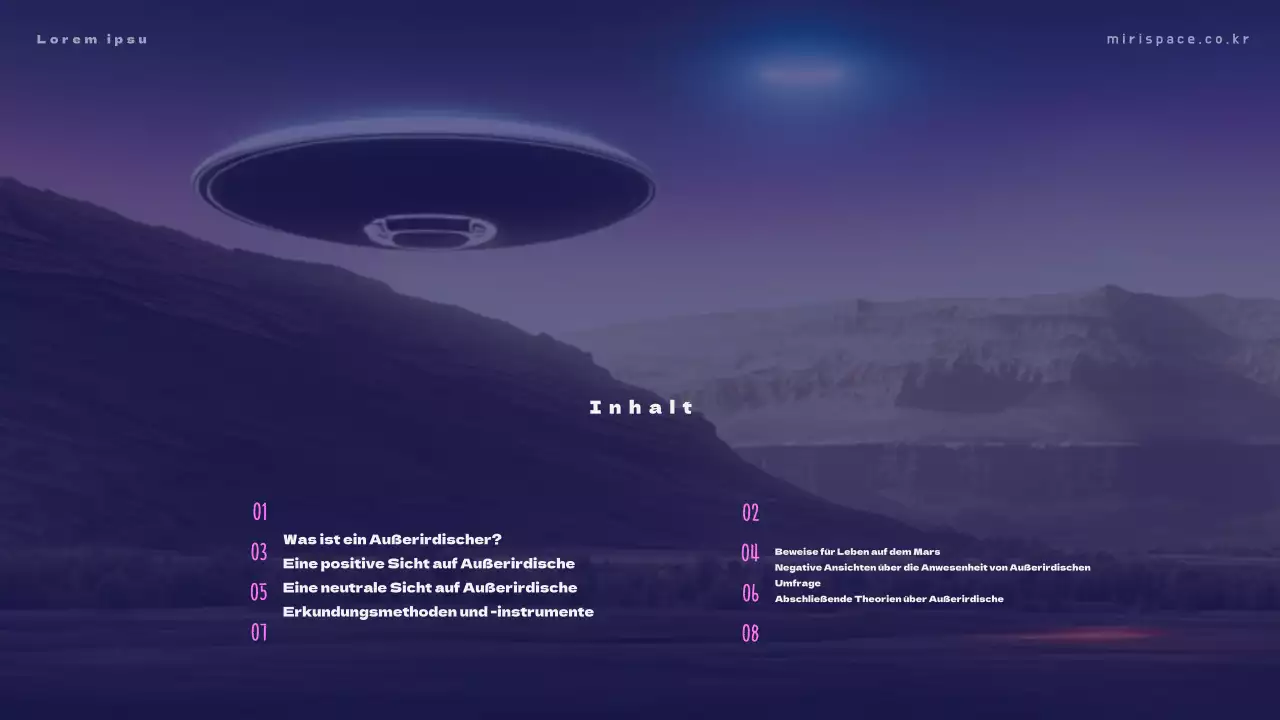 Schulungsunterlagen mit Alien-Fotos auf blauem Hintergrund