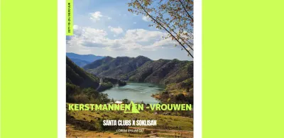 Ontwerp voor een sportief flessenwateretiket met berglandschap en kleurrijke accenten