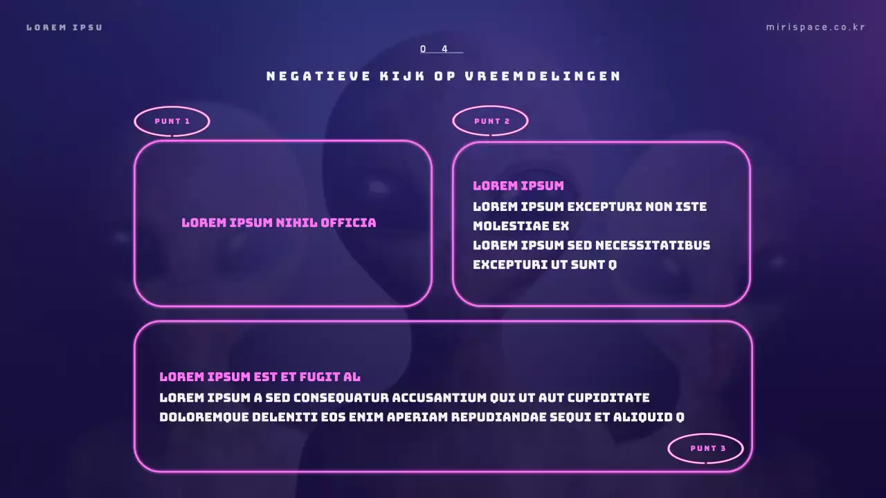 Trainingsmateriaal met foto's van buitenaardse wezens op een blauwe achtergrond