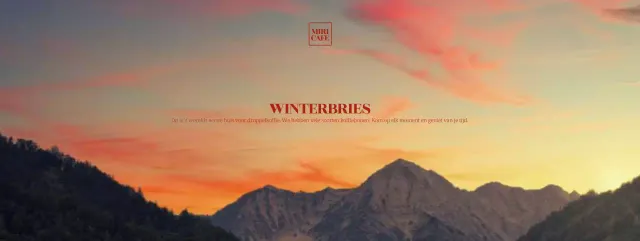 Een herfstig café met een prachtige herfstlucht en strakke lettertypes tegen een achtergrond van zonsondergang