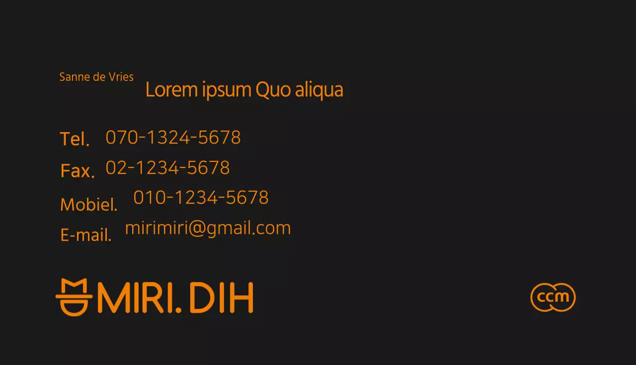 Designer visitekaartje met een eenvoudig ontwerp met oranje en zwarte tekst en lijnen