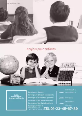 Matériel promotionnel d'une école de langue anglaise avec une photo en noir et blanc d'un enfant en turquoise.