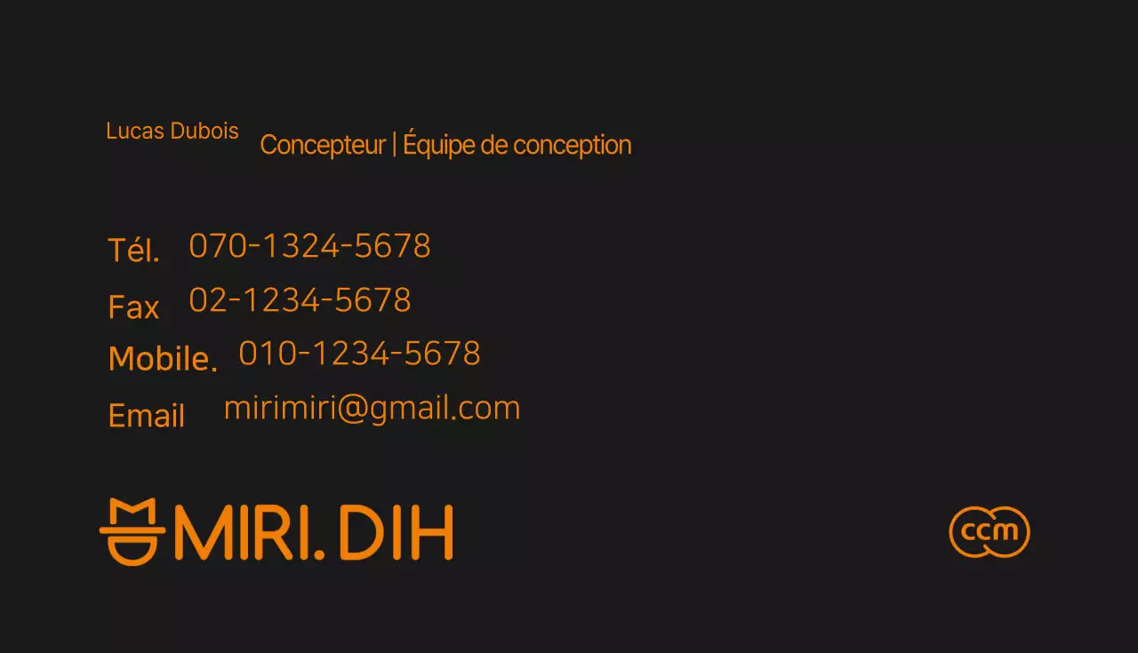 Carte de visite de designer avec un design simple comprenant du texte et des lignes en orange et en noir