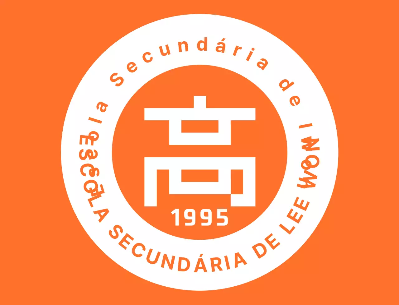T-shirt do pessoal do festival do liceu num estilo de logótipo com emblema em laranja e branco
