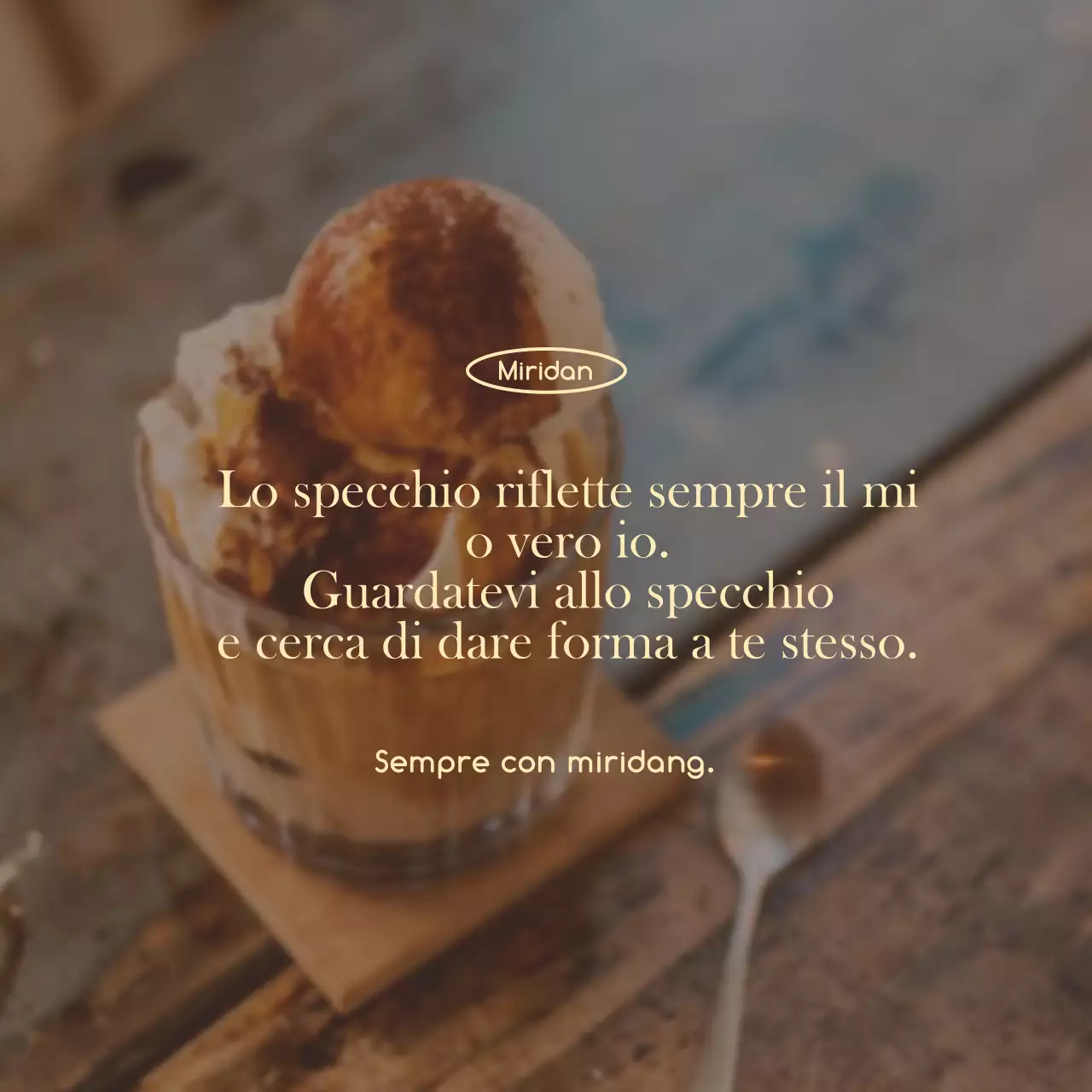 Combinazione emozionale e semplice di foto e testo per il caffè, stile merchandising e promozioni del caffè