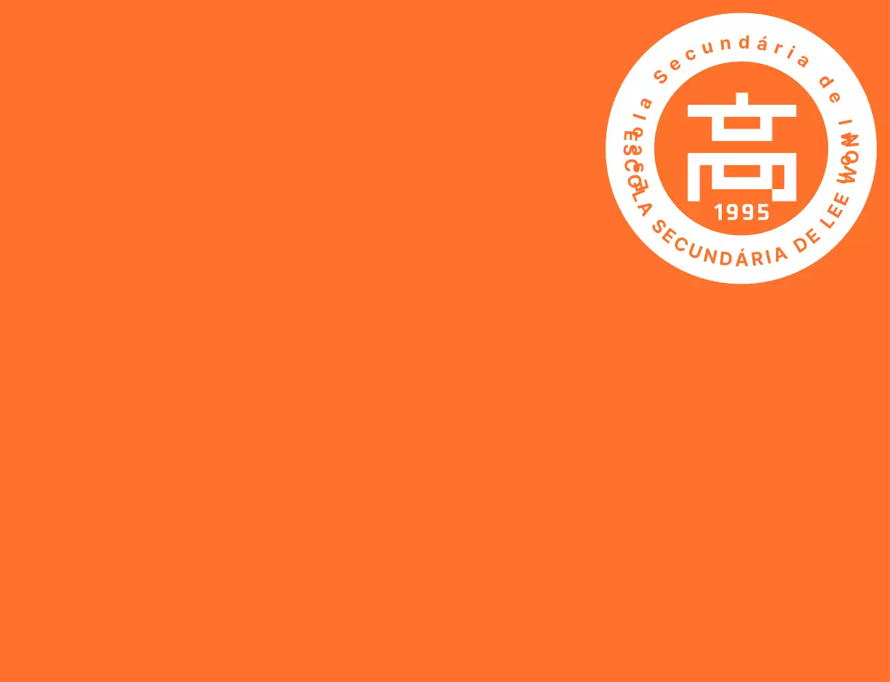 T-shirt do pessoal do festival do liceu num estilo de logótipo com emblema em laranja e branco
