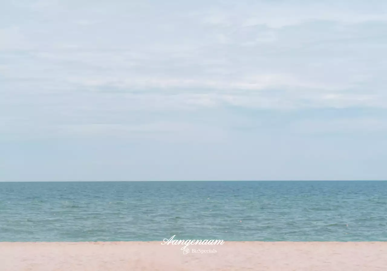 Een toeristisch souvenir met een beige zakje en een sentimentele foto van een groen veld bij zonsondergang.