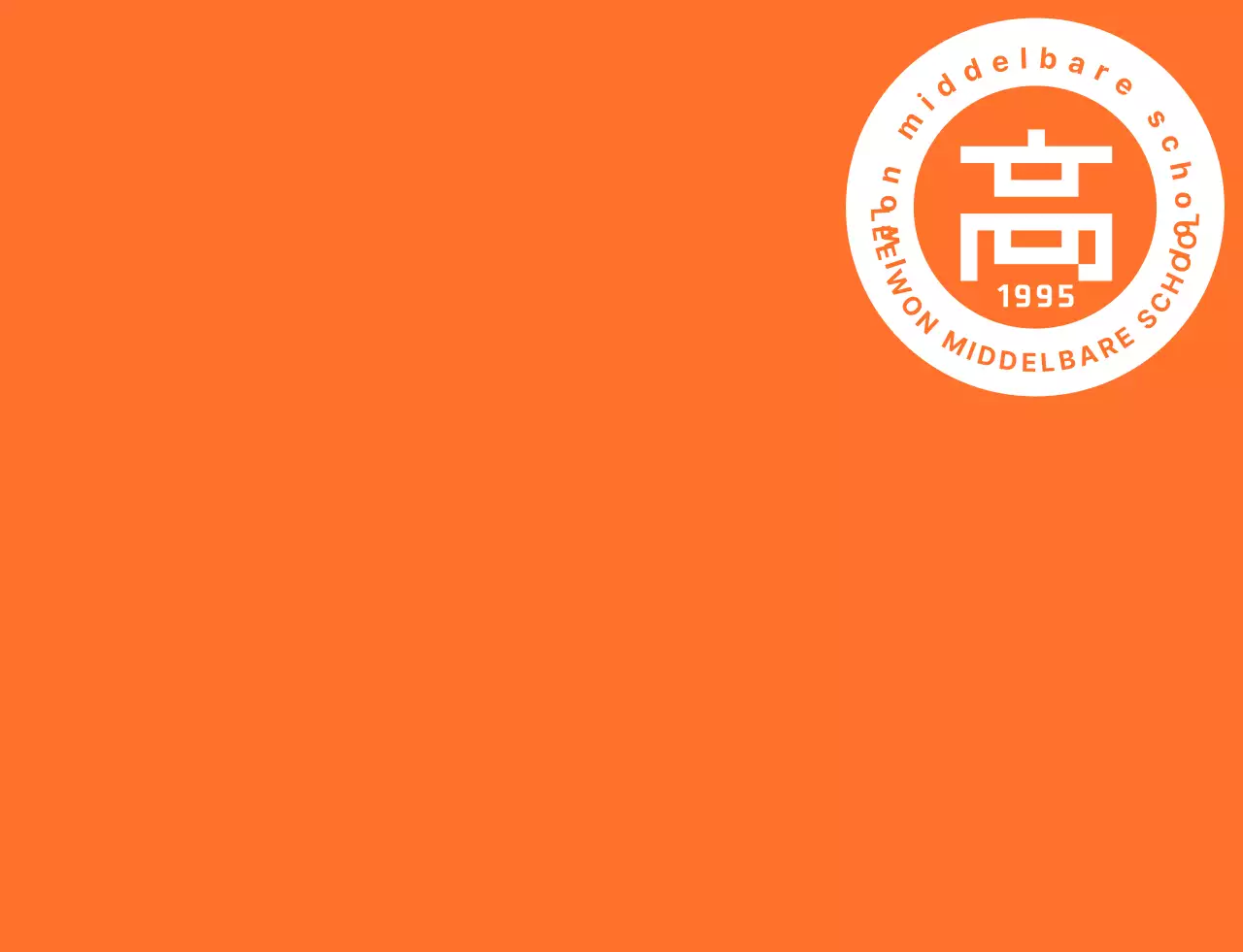 T-shirt voor personeel van het middelbare schoolfestival in een strakke oranje-witte embleemlogostijl