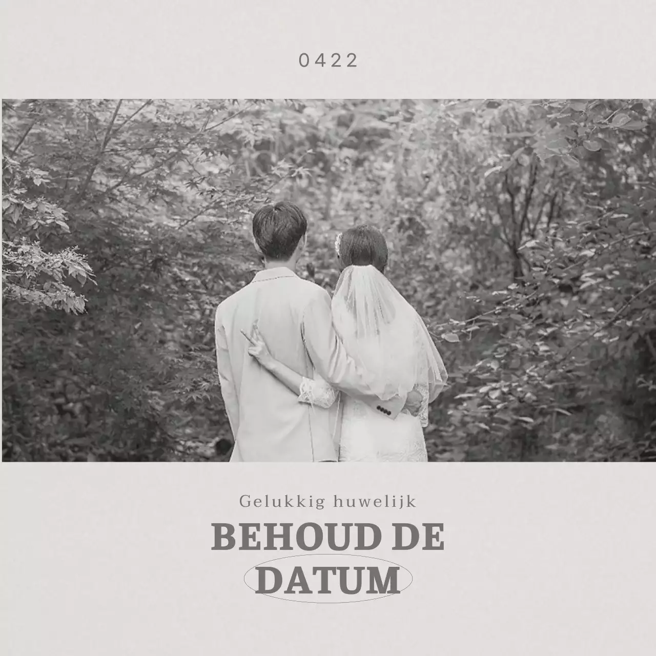 Een ingetogen huwelijksuitnodiging met zwart-wit trouwfoto's
