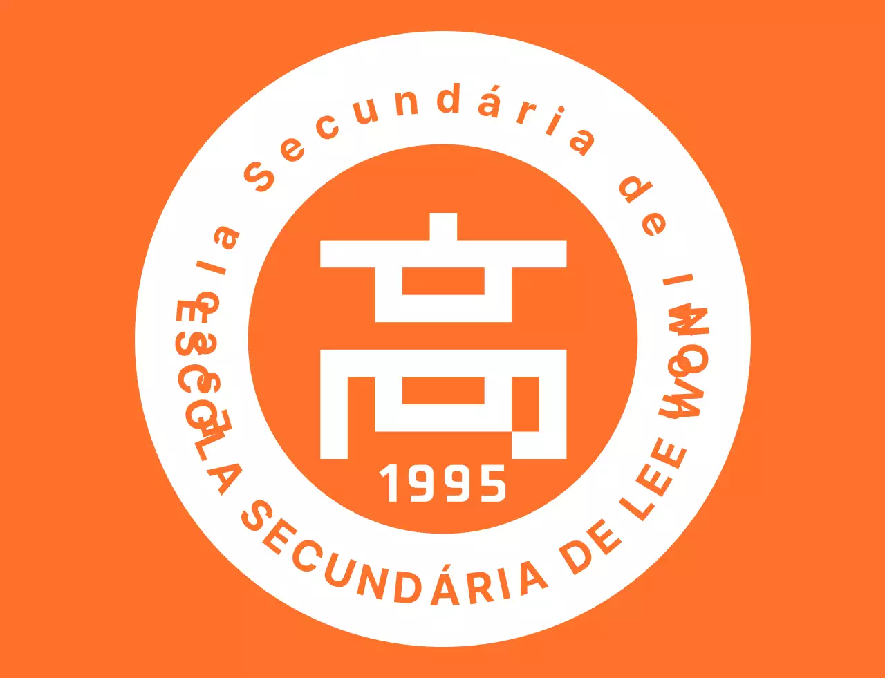 T-shirt do pessoal do festival do liceu num estilo de logótipo com emblema em laranja e branco