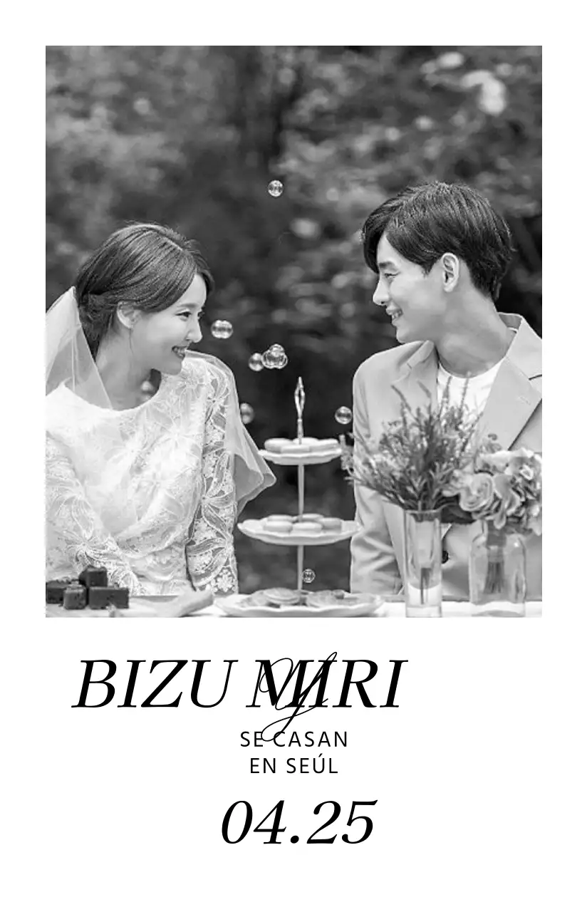 Invitación de boda en tarjeta fotográfica con una sencilla imagen de boda en blanco y negro