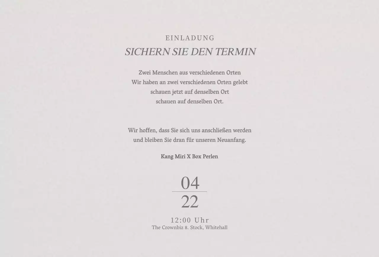 Eine gedämpfte Hochzeitseinladung mit schwarz-weißer Hochzeitsfotografie