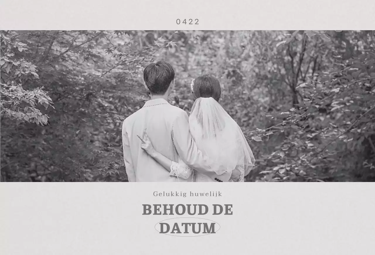 Een ingetogen huwelijksuitnodiging met zwart-wit trouwfotografie