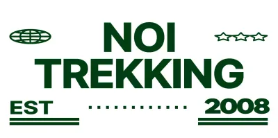 Logo in stile combinazione di testo e personaggio di montagna carino e alla moda, in verde e bianco, per la promozione e il merchandising di club di montagna.