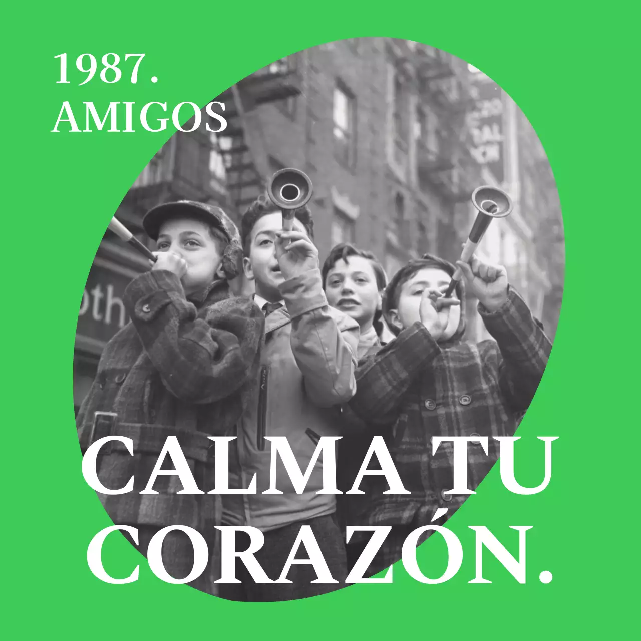 Mercancía sentimental con marcos de diferentes formas en azul, verde y negro, y fotos en blanco y negro