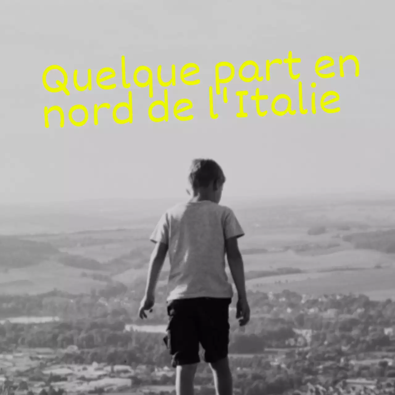 Des articles sentimentaux avec une photo en jaune et noir et blanc du dos et de l'écriture de votre enfant