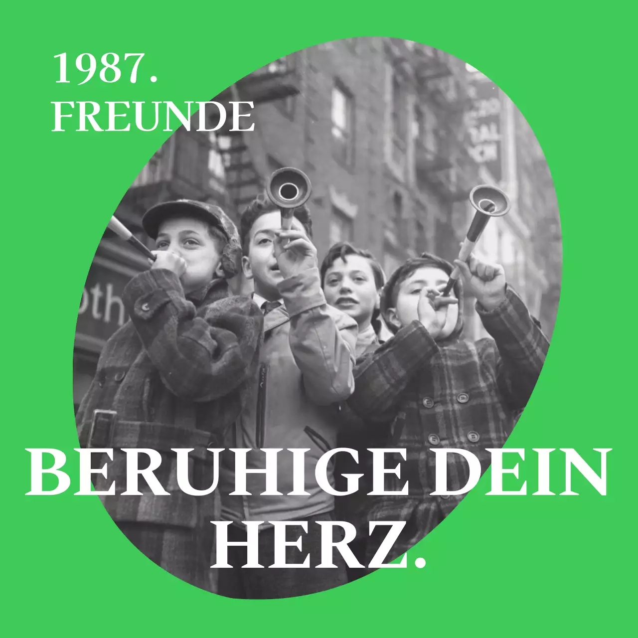 Sentimentale Waren mit Rahmen in verschiedenen Formen in Blau, Grün und Schwarz sowie Schwarz-Weiß-Fotos