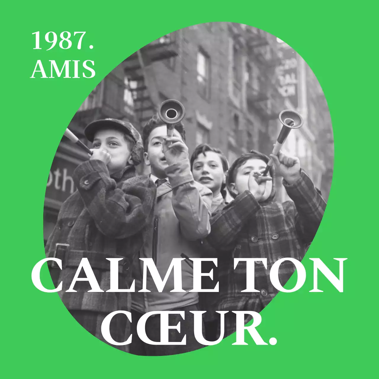 Marchandises sentimentales avec des cadres de différentes formes en bleu, vert et noir, et des photos en noir et blanc