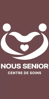 Logo simple et épuré du symbole d'un centre de soins en marron et blanc à des fins promotionnelles et publicitaires.