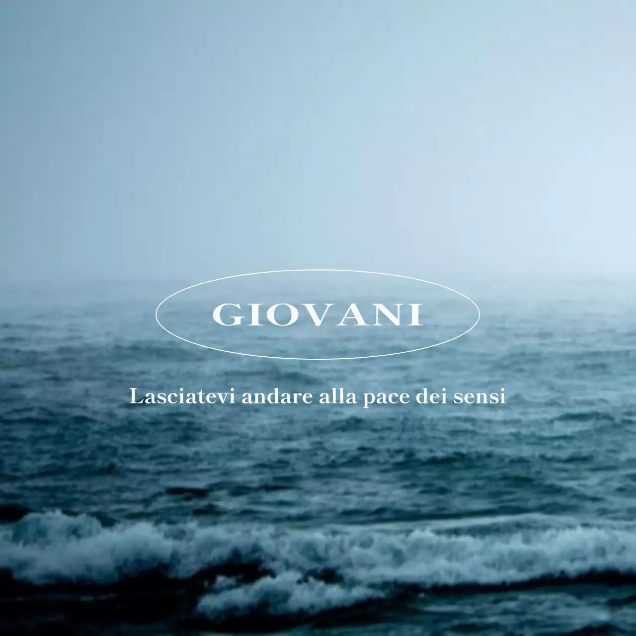 Merchandising con foto di oceani blu, calmi e sereni e parole inglesi sentimentali