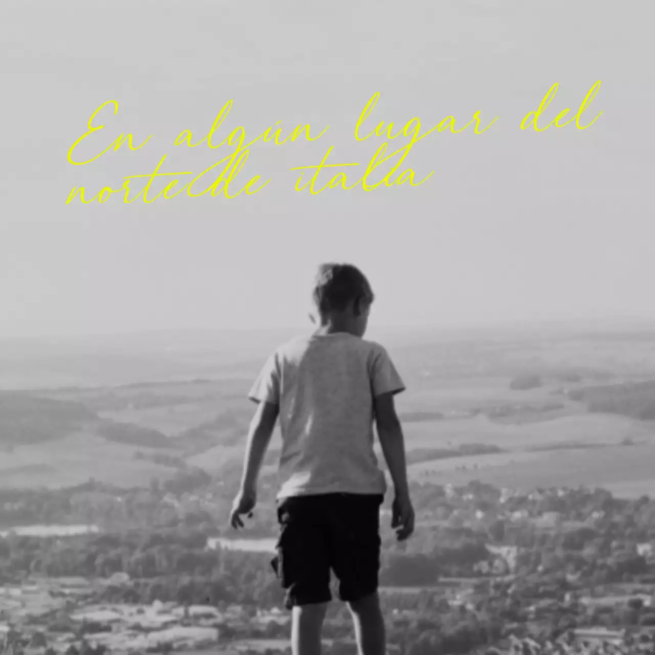 Mercancía sentimental con una foto en amarillo y blanco y negro del trasero y la letra de su hijo