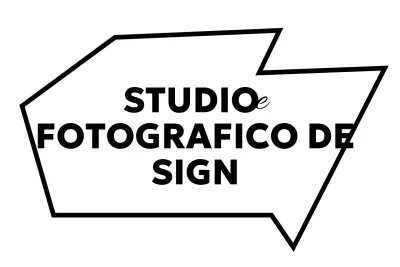 Scrittura del logo in nero dalle forme semplici