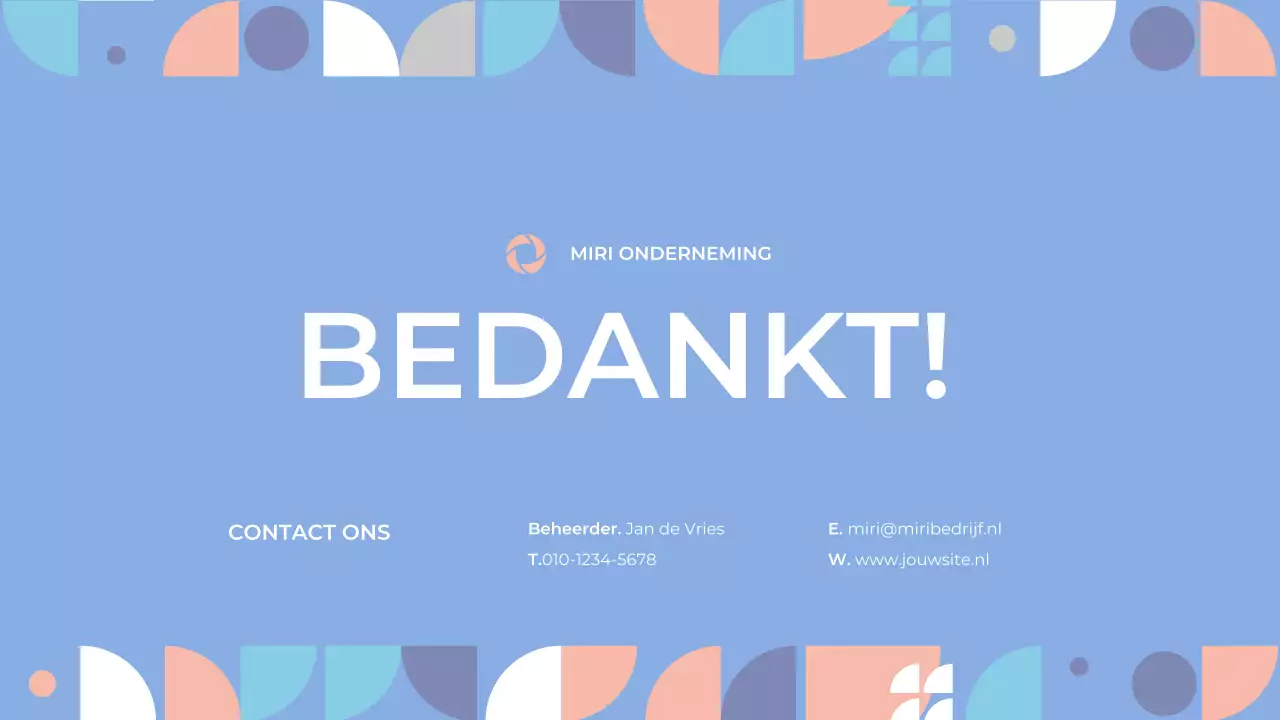 Prospectus met strakke vormen in blauw en roze