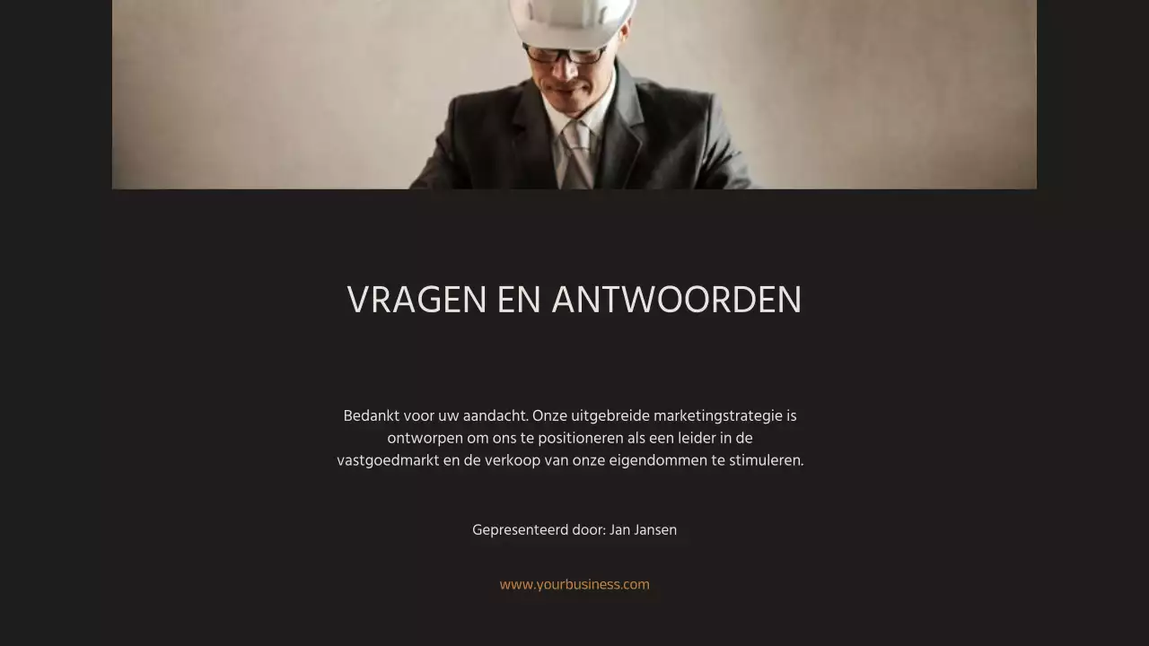 Zwart en Oranje Minimal Elegant Aankondiging Vastgoed Marketing Strategie