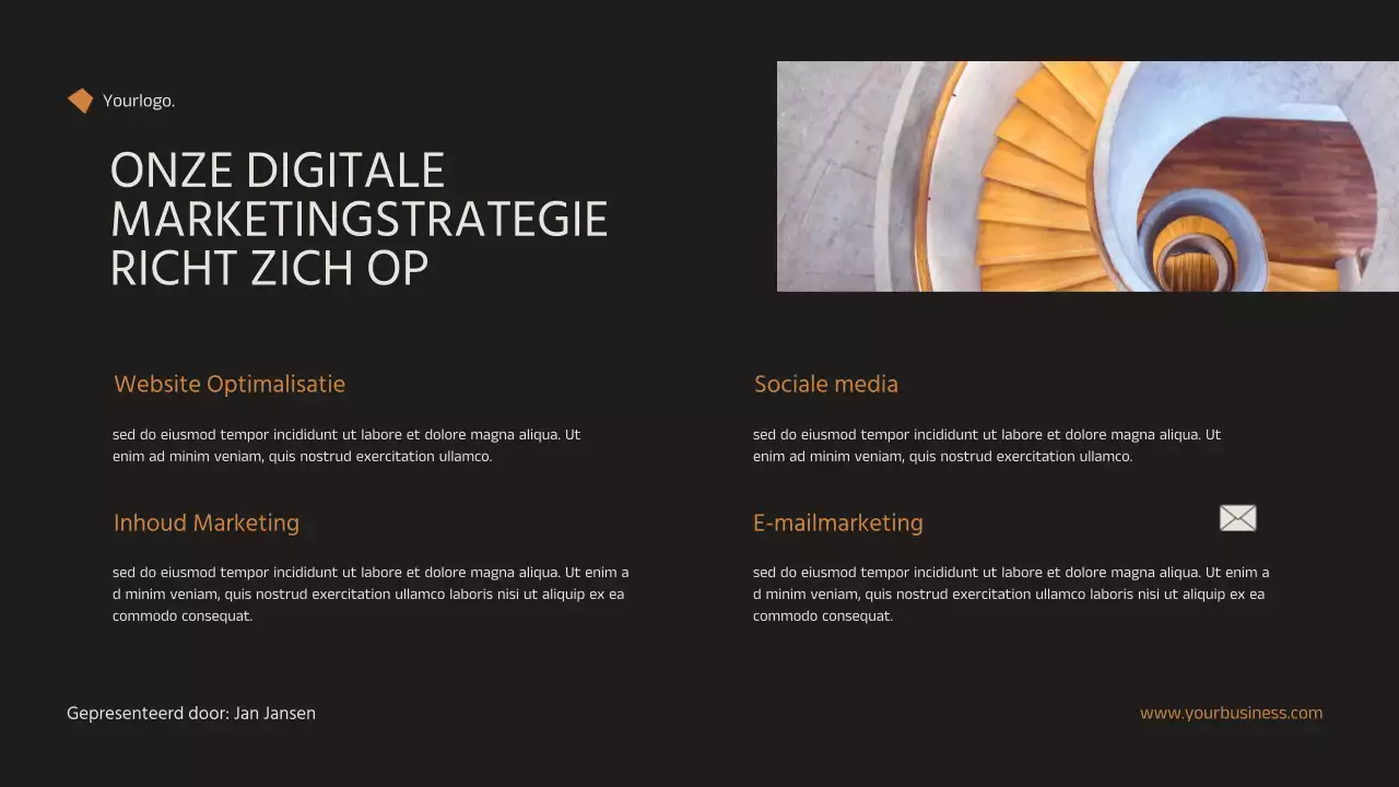 Zwart en Oranje Minimal Elegant Aankondiging Vastgoed Marketing Strategie