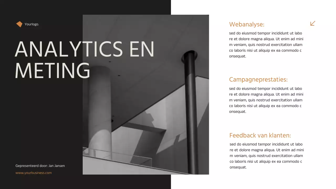 Zwart en Oranje Minimal Elegant Aankondiging Vastgoed Marketing Strategie