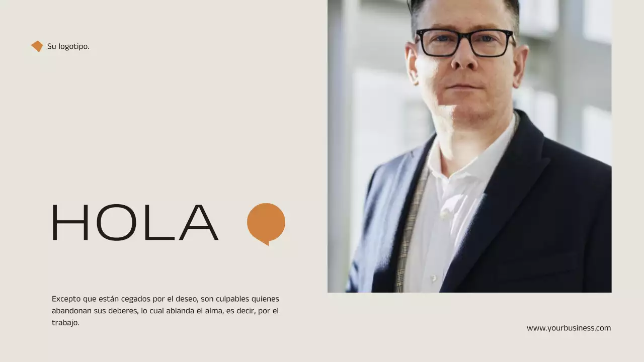 Anuncio de estrategia de marketing inmobiliario minimalista y elegante en negro y naranja