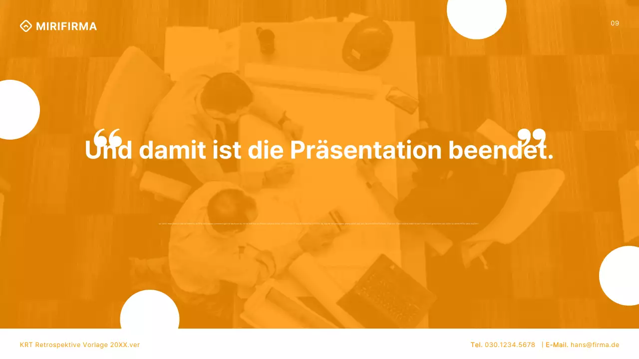 Modernes Konferenzdeck für Projektrückblicke in Orange und Weiß