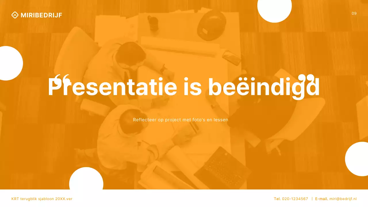 Modern project retrospectief vergaderdek in oranje en wit