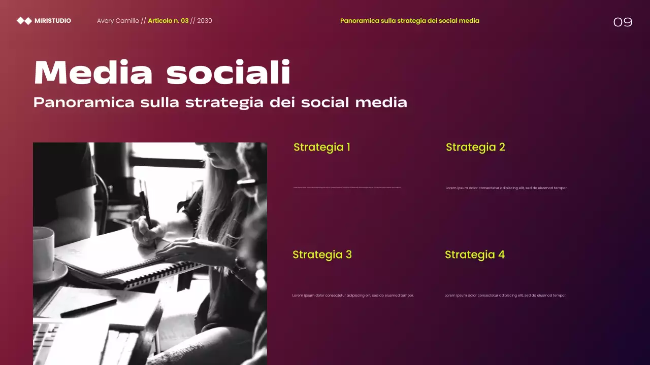 Presentazione delle strategie di marketing minimaliste moderne Maroon