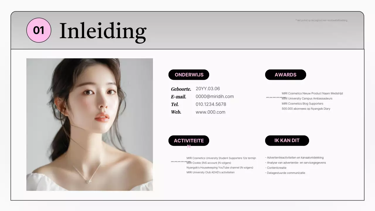 Eenvoudige witte en roze marketeerportfolio