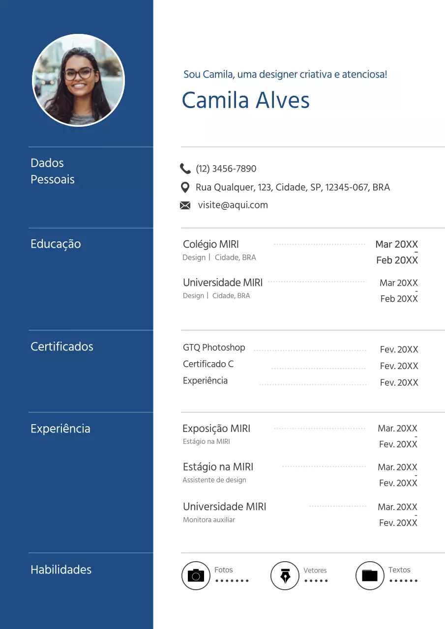 Um conceito limpo e simples de formulário de currículo em azul.