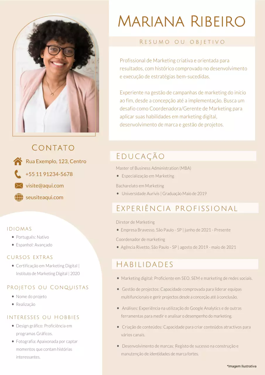 Branco e bege Elegante currículo de diretor de marketing
