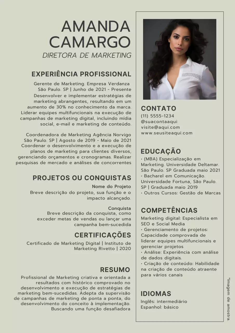 Introdução ao currículo de gestor de marketing simples cáqui e cinzento