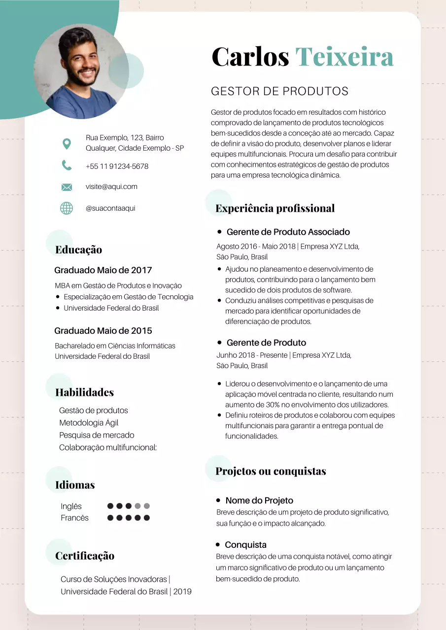 Currículo simples de gestor de produto em branco e verde