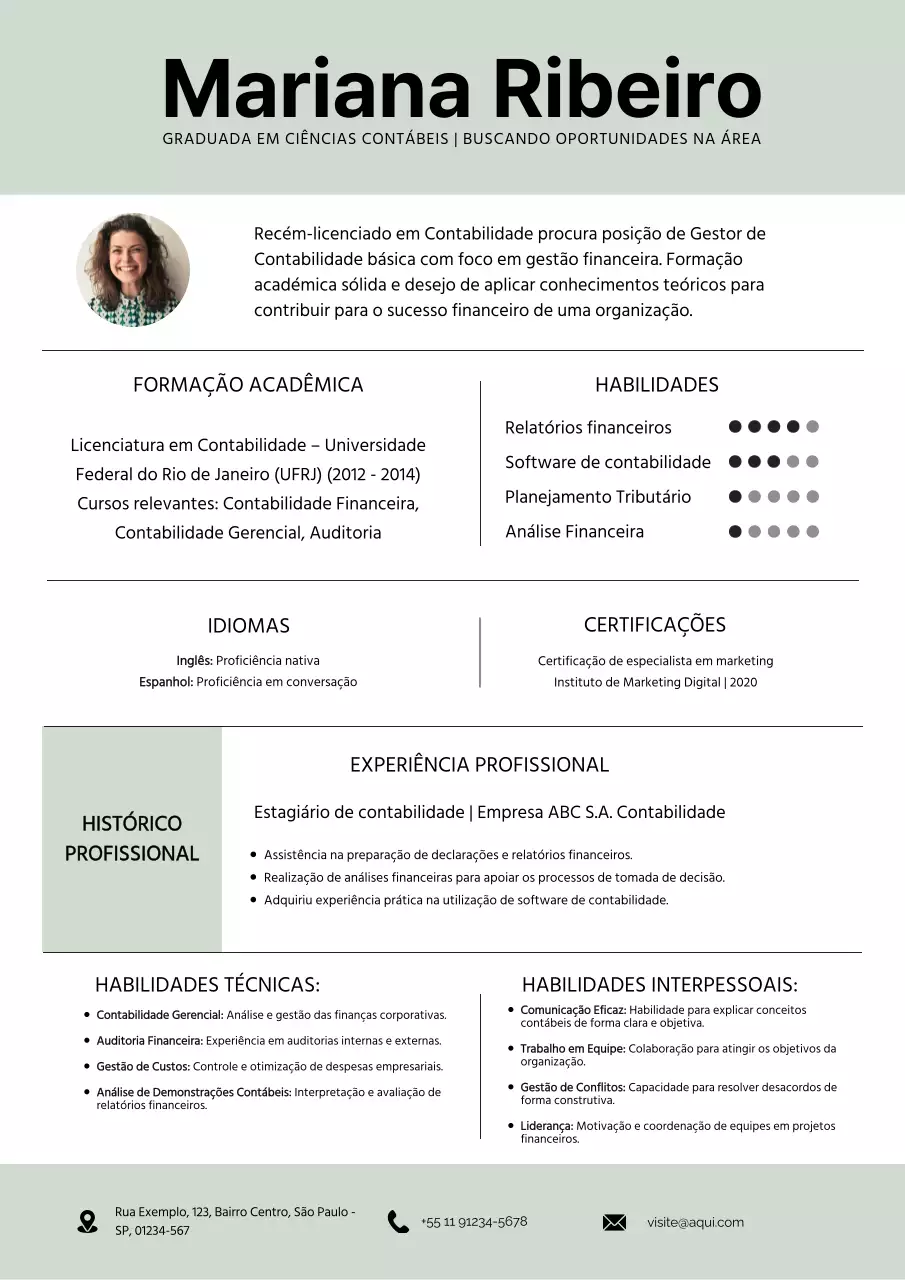 Currículo simples de gestor de contabilidade em verde suave